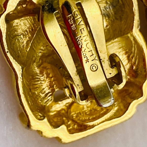 Authentic Givenchy gold tone clip earring - Picture 6 of 9